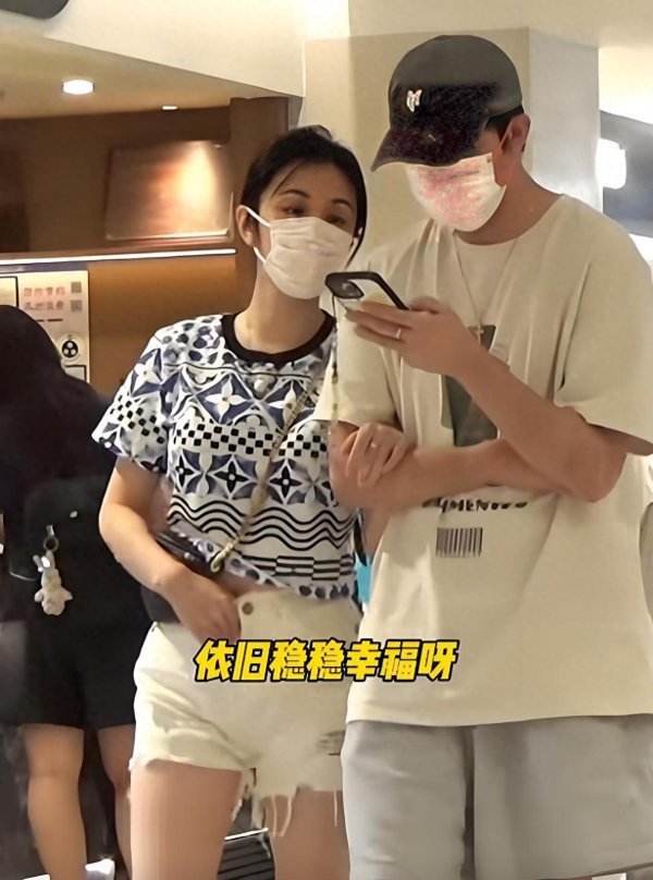 5策略 俞灏明王晓晨手牵手逛街, 全程挽着手臂很甜蜜, 女方被调侃太粘人